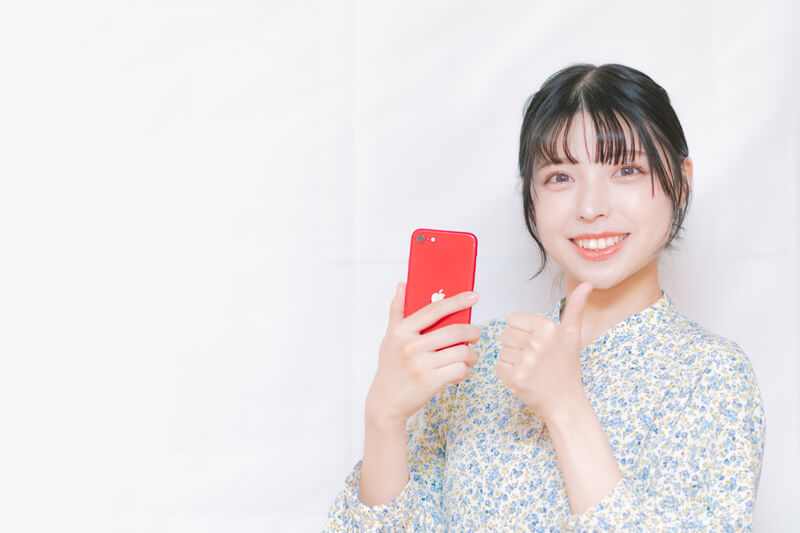 スマホを持った笑顔の女性